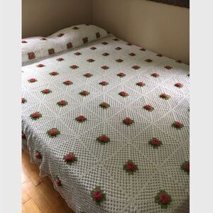 Vintage Crochet Roses Bedcover